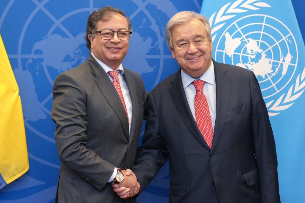 AME632. NUEVA YORK (ESTADOS UNIDOS), 18/09/2023.- Fotografía cedida hoy por la Presidencia de Colombia que muestra al mandatario Gustavo Petro mientras saluda al secretario general de la ONU, Antonio Guterres, en Nueva York (Estados Unidos). Petro sostuvo un encuentro privado con Guterres previo a la plenaria de 78ª Asamblea General de las Naciones Unidas, en el que hablaron de los procesos de paz en Colombia, medioambiente y crisis climática. EFE/ Presidencia de Colombia / SÓLO USO EDITORIAL/SÓLO DISPONIBLE PARA ILUSTRAR LA NOTICIA QUE ACOMPAÑA (CRÉDITO OBLIGATORIO)