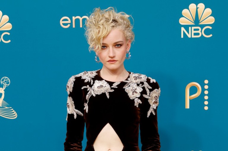 Premios Emmy 2022: Julia Garner, Matthew Macfadyen, Mike White y más ganadores