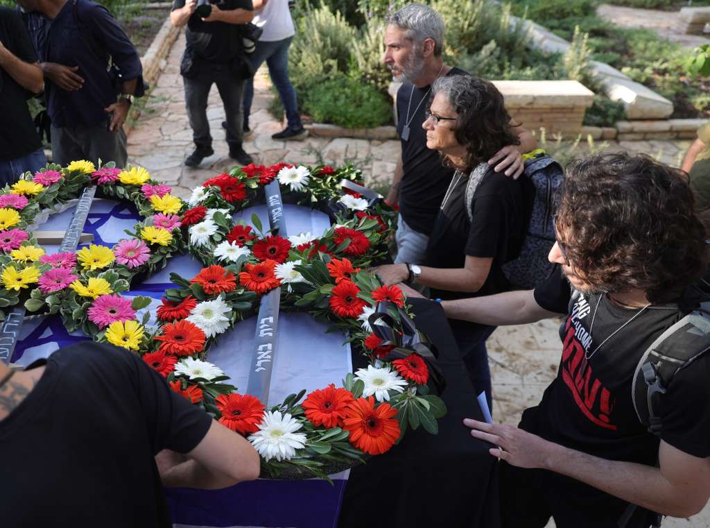 Revivim (Israel), 15/11/2023.- Family and friends escort the coffins of Ayala Hetzroni ,73 years old and her great-niece Liel Hetzroni, 12 years old, members of kibbutz Be'Äôeri who were killed by Hamas militants on 07 October, during their funeral in a temporary burial service in Kibbutz Revivim southern Israel, 15 November 2023. For security reasons, at least 26 members of Kibbutz Be'eri were buried in temporary graves in Revivim, as the Be'eri cemetery is not accessible because it is located in the closed military zone surrounding the kibbutz, which is located near the Gaza Strip. According to Jewish burial laws, and as requested by the families, the remains will be transferred to Kibbutz Be'eri when the fighting ends. More than 11,100 Palestinians and at least 1,200 Israelis have been killed, according to the Israel Defense Forces (IDF) and the Palestinian health authority, since Hamas militants launched an attack against Israel from the Gaza Strip on 07 October, and the Israeli operations in Gaza and the West Bank which followed it. (Kibutz) EFE/EPA/ABIR SULTAN