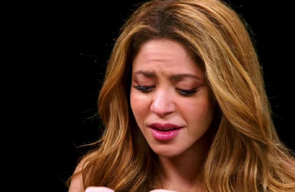 Shakira divirtió en una entrevista comiendo alitas picantes