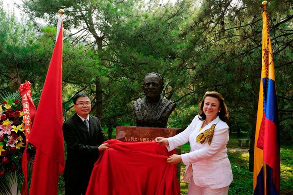La embajadora de Colombia en Pekín, Carmenza Jaramillo (d) junto a un representante del Gobierno de Pekín, durante la inauguración de un busto en bronce del premio Nobel de Literatura Gabriel García Márquez. / Agencia EFE