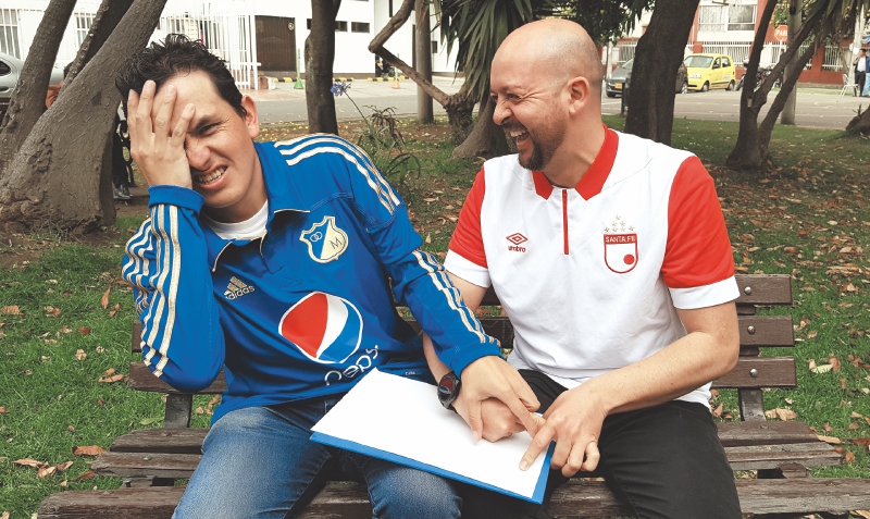 José Richard Gallego disfruta de los partidos de su equipo, Millonarios, gracias a su intérprete César Daza seguidor de Santa Fe. / Mauricio Alvarado - #GalaxyS8