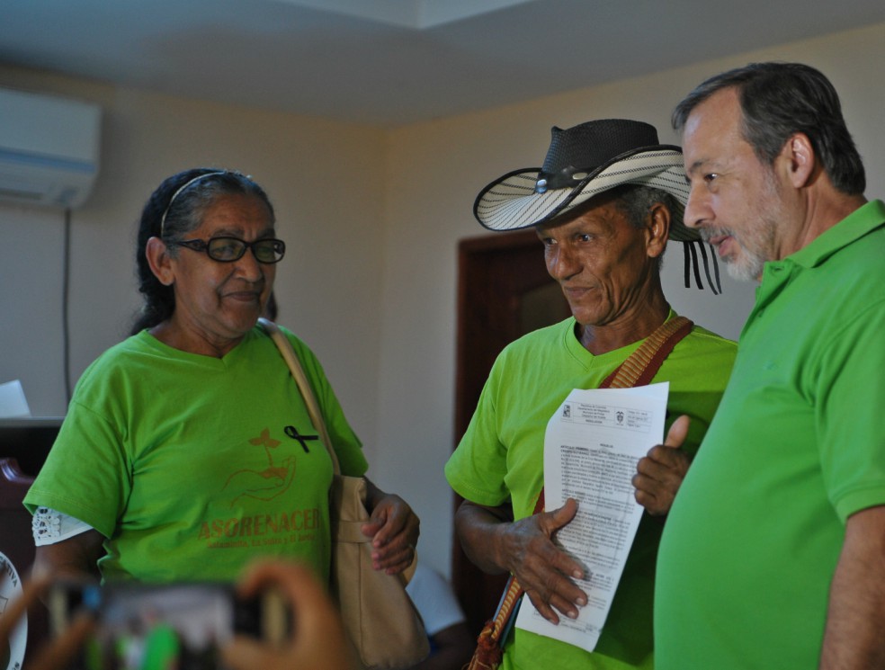 Campesinos de Salaminita (Magdalena) en la entrega por parte de Gustavo Gallón, director del CCJ, de títulos de propiedad de sus predios despojados. / Mauricio Alvarado - El Espectador