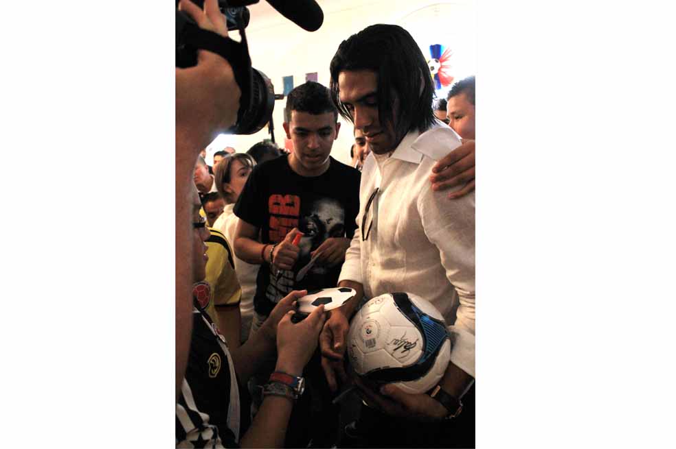 El colombiano Radamel Falcao García a su llegada a Francia.