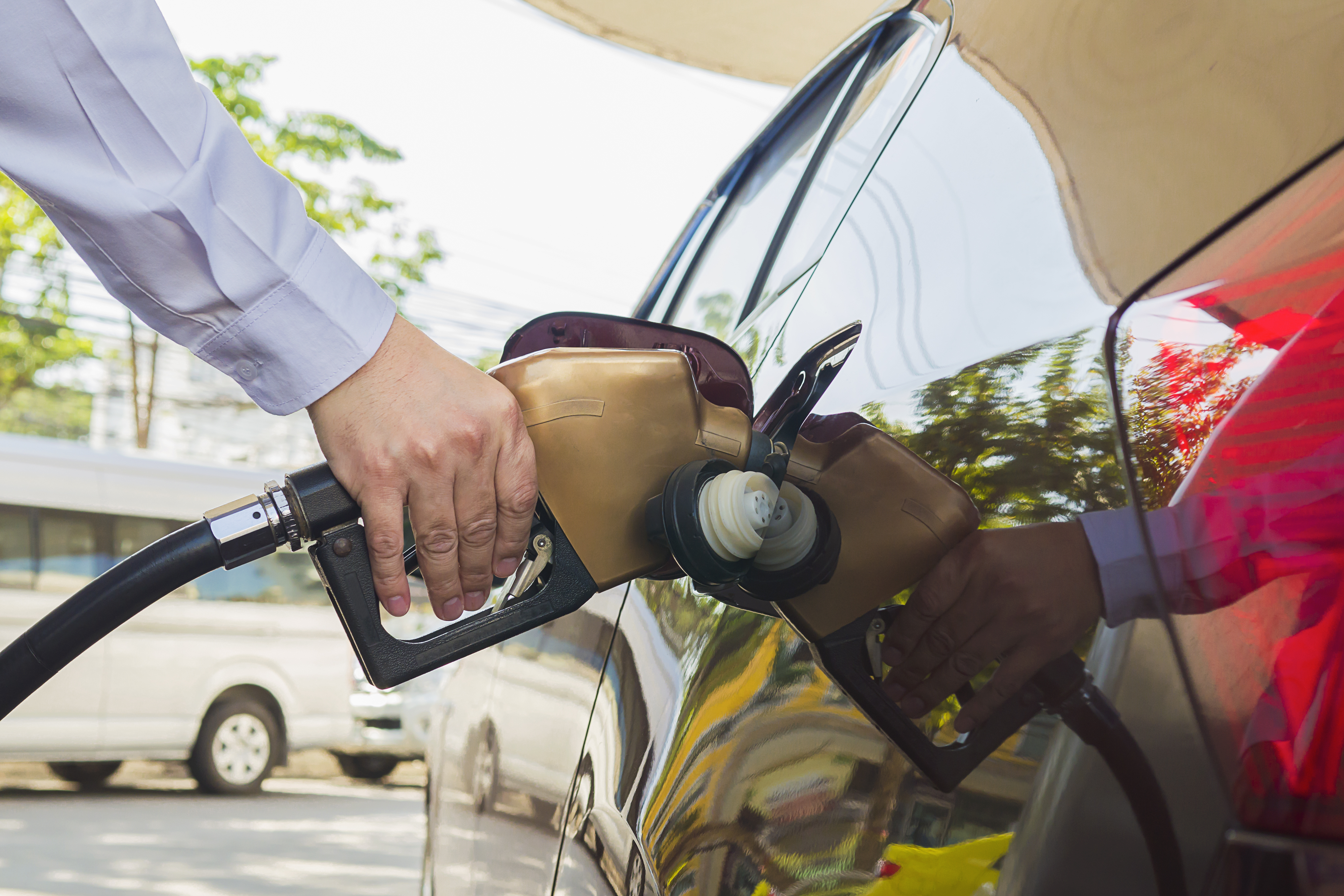 ¿Es mejor tanquear el carro y la moto de día o de noche? Consejos para ahorrar gasolina