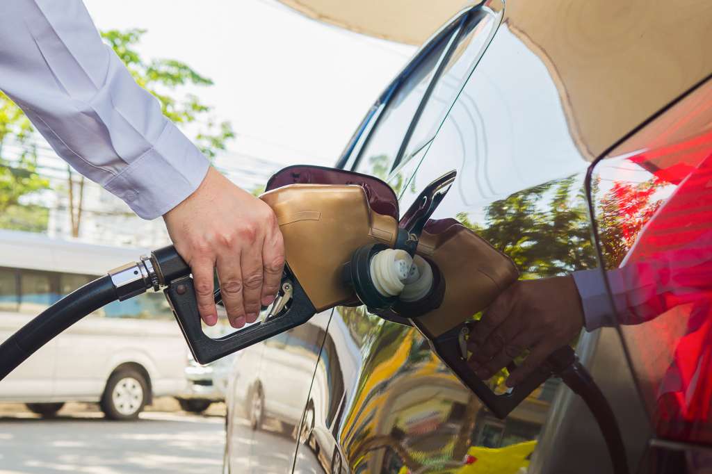 ¿Es mejor tanquear el carro y la moto de día o de noche? Consejos para ahorrar gasolina