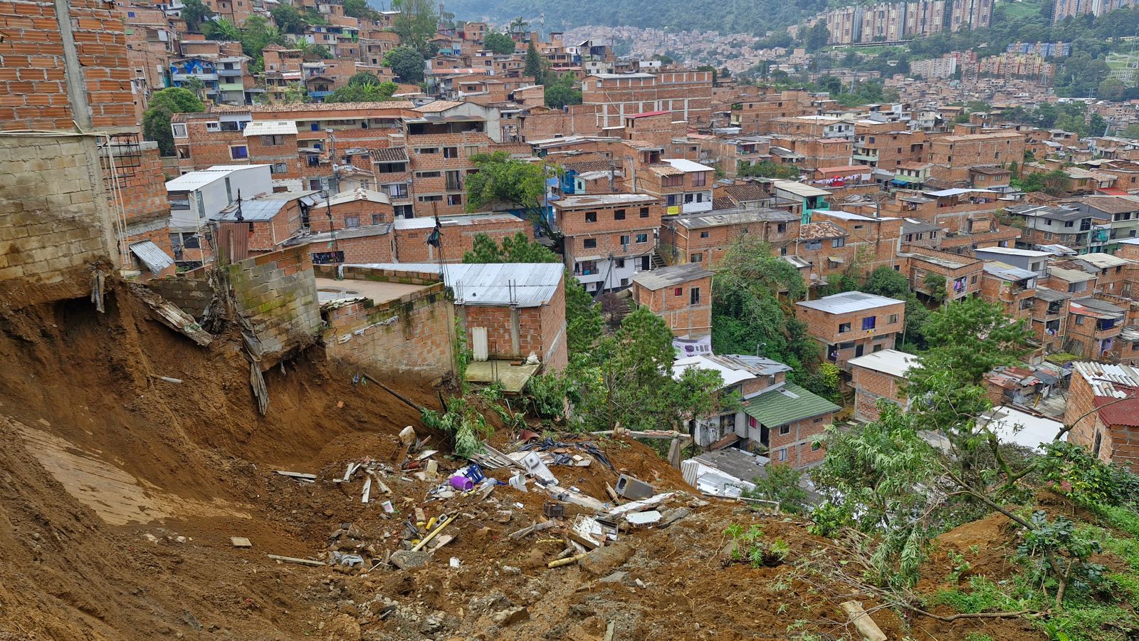Tres viviendas, tras la emergencia en mayo, quedaron destruidas en el barrio Villalatina de Medellín.