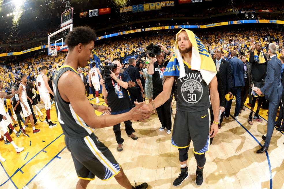 Stephen Curry celebra el segundo triunfo de los Warriors frente a los Cavaliers. / AFP