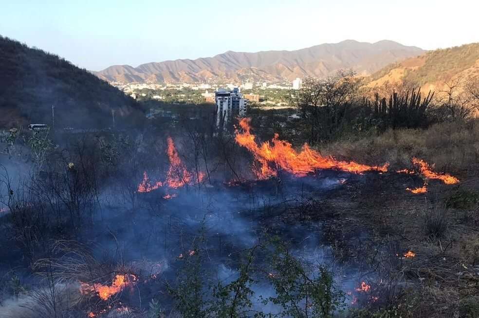 Incendios forestales en Santa Marta. / Twitter @BomberosVolSM
