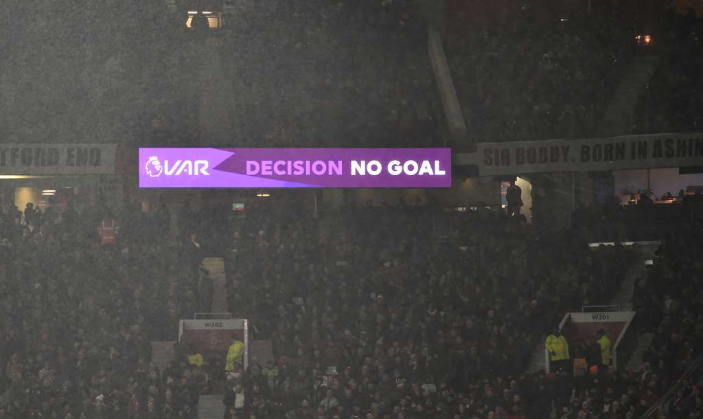 Manchester (United Kingdom), 27/12/2022.- A stadium screen shows that Nottingham's goal in the first half will not stand following a VAR check during the English Premier League soccer match between Manchester United and Nottingham Forest in Manchester, Britain, 27 December 2022. (Reino Unido) EFE/EPA/Peter Powell EDITORIAL USE ONLY. No use with unauthorized audio, video, data, fixture lists, club/league logos or 'live' services. Online in-match use limited to 120 images, no video emulation. No use in betting, games or single club/league/player publications
