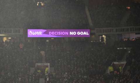Árbitro que cometió error en el VAR de Inglaterra renunció al arbitraje profesional
