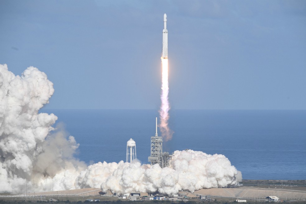 El cohete Falcon Heavy despegó a las 3:45 pm desde Cabo Cañaveral. / AFP