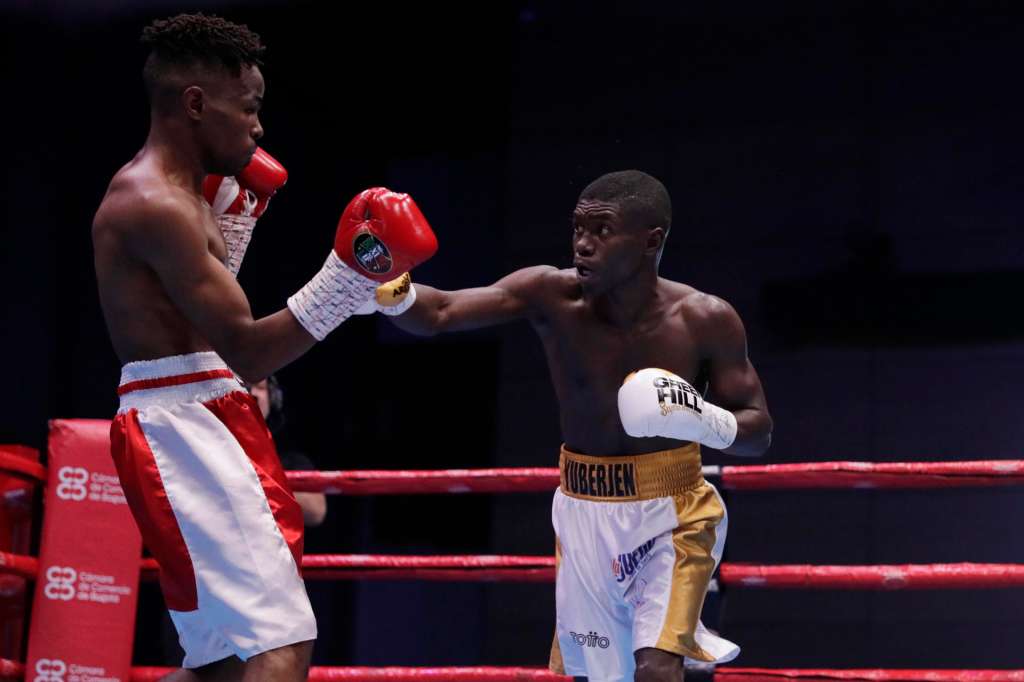AME3372. BOGOTÁ (COLOMBIA), 29/10/2025.- Yuberjen Martinez (d) de Colombia se enfrenta contra Juan Aguero de República Dominicana este miércoles, en la Noche de Campeones en el marco de la 38ª Convención Mundial de la Organización Mundial de Boxeo (OMB), en Bogotá (Colombia). EFE/ Carlos Ortega