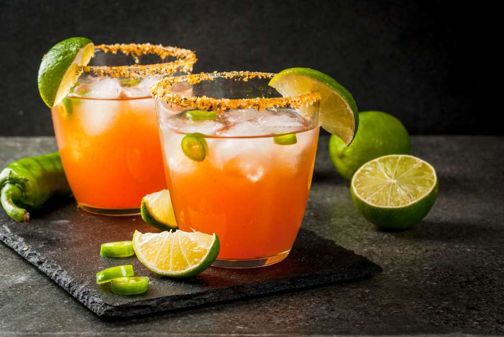 Decora con rodajas de limón esta michelada de mango para sorprender en la mesa.