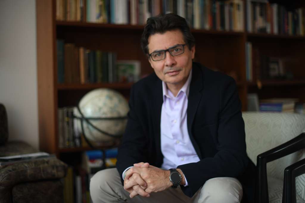 Economista y político colombiano en entrevista.