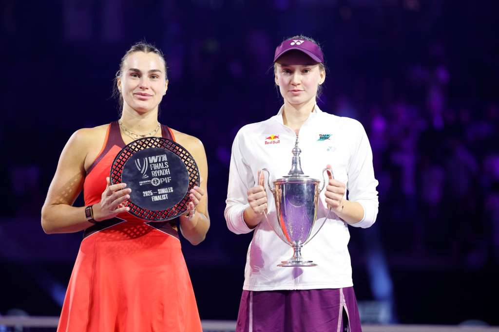 RIYADH (Saudi Arabia), 08/11/2025.- Winner Elena Rybakina of Kazakhstan (R) and runner-up Aryna Sabalenka of Belarus pose with their trophies after the 2025 WTA Finals final match in Riyadh, Saudi Arabia, 08 November 2025. (Tenis, Bielorrusia, Kazajstán, Arabia Saudita) EFE/EPA/STRINGER