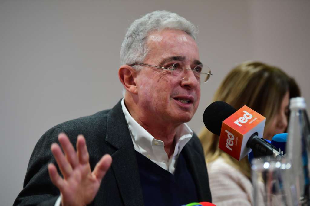 Del Centro Democrático durante rueda de Prensa