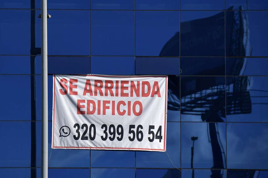Avisos de "Se vende" o "Se arrienda" inmuebles.