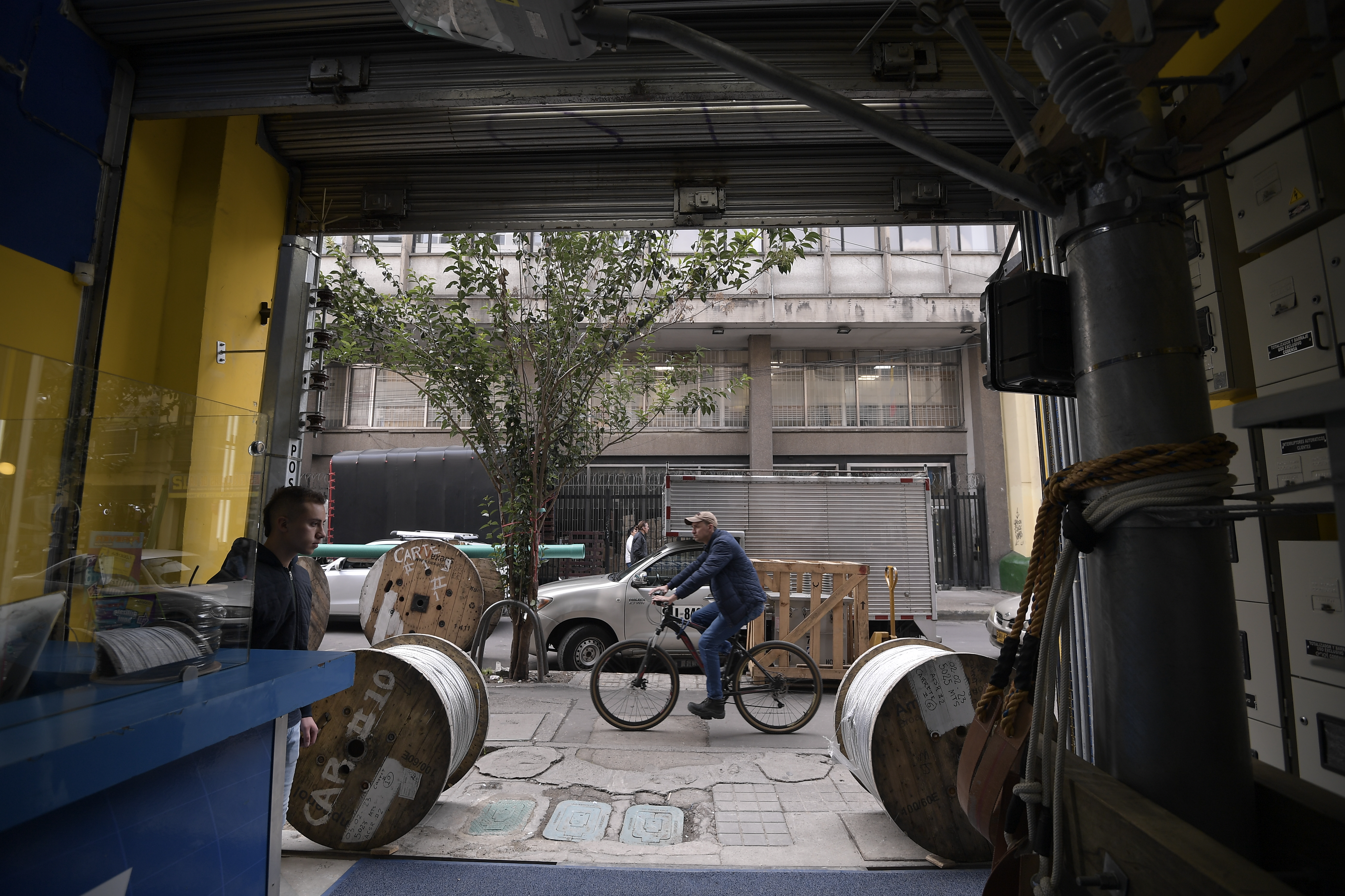 Trabajadores de este sector ubicado en la carrera 12, centro de Bogotá, protestan por el cambio de sentido en esa calle de oriente a occidente, lo que provocó una disminución de las ventas en un 70%.