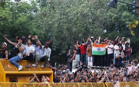 Termina la protesta de “las cucarachas” en India: dimitió ministro de Educación