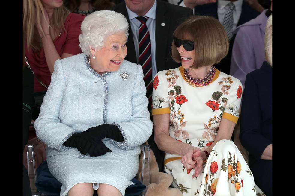 Acompañada de la Reina Isabel II. / EFE