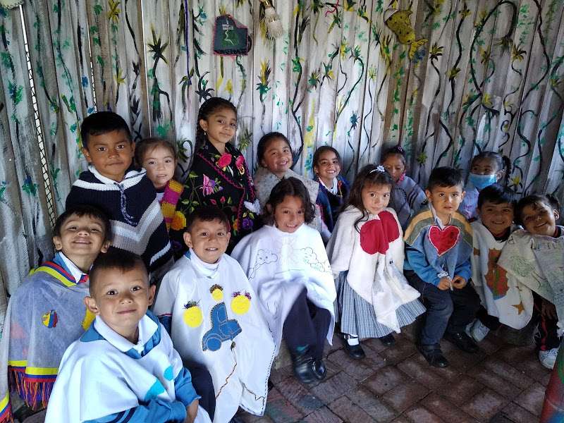 un grupo de niños.