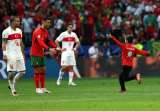 Cristiano Ronaldo desata locura: ¡seis veces invadieron la cancha para pedirle una foto!