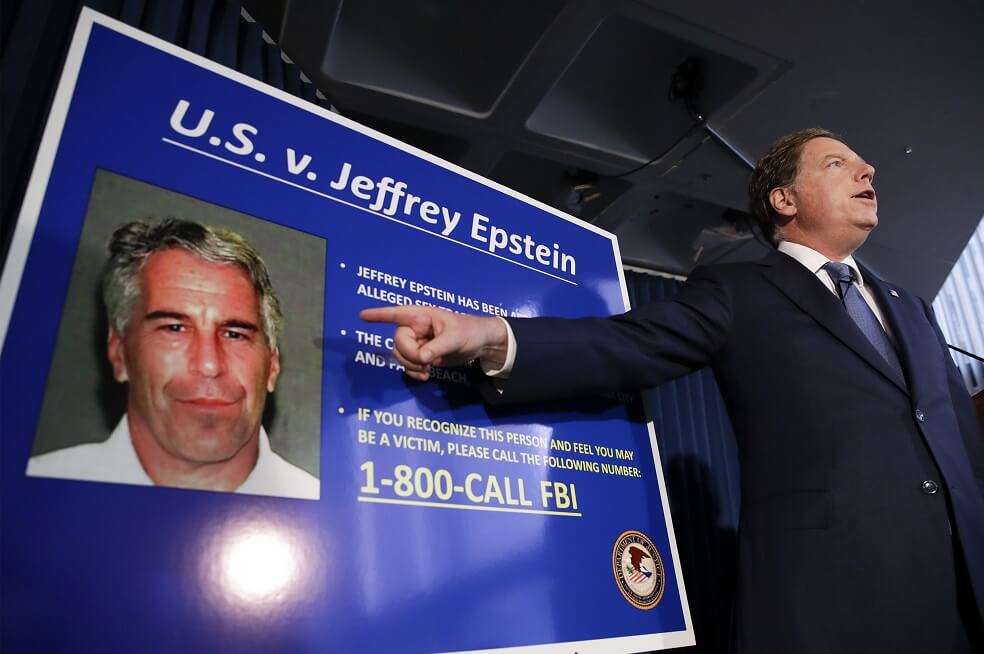 El fiscal del distrito sur de Nueva York, Geoffrey Berman, durante una conferencia sobre el arresto del magnate norteamericano, Jeffrey Epstein, acusado de tráfico sexual de menores. / EFE