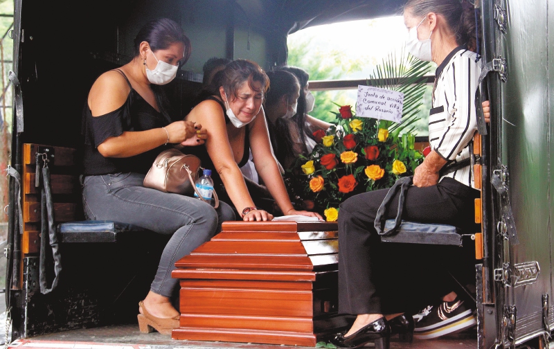 Familiares trasladan un féretro con el cuerpo de Sebastián Quintero, una de las víctimas de la masacre del 22 de agosto en Samaniego.