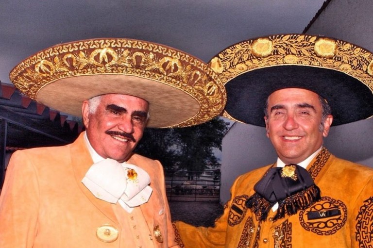 “Está crítico, delicado, pero está con nosotros”: hijo de Vicente Fernández