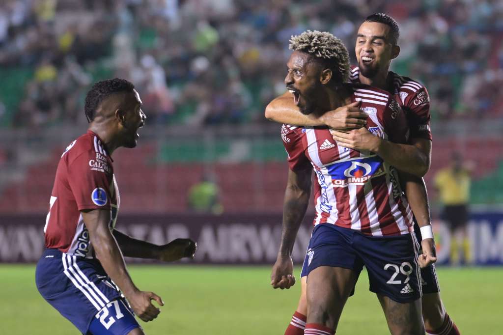 Omar Albornoz celebra con sus compañeros uno de los dos goles que anotó en la victoria de Júnior 3-1 sobre Oriente Petrolero.