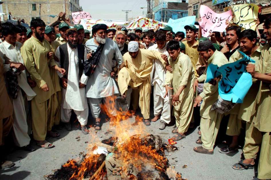 Una multitud protesta en contra del vídeo de Mahoma que ofende al Islam durante una manifestación en Chamán (Pakistán). Foto: EFE