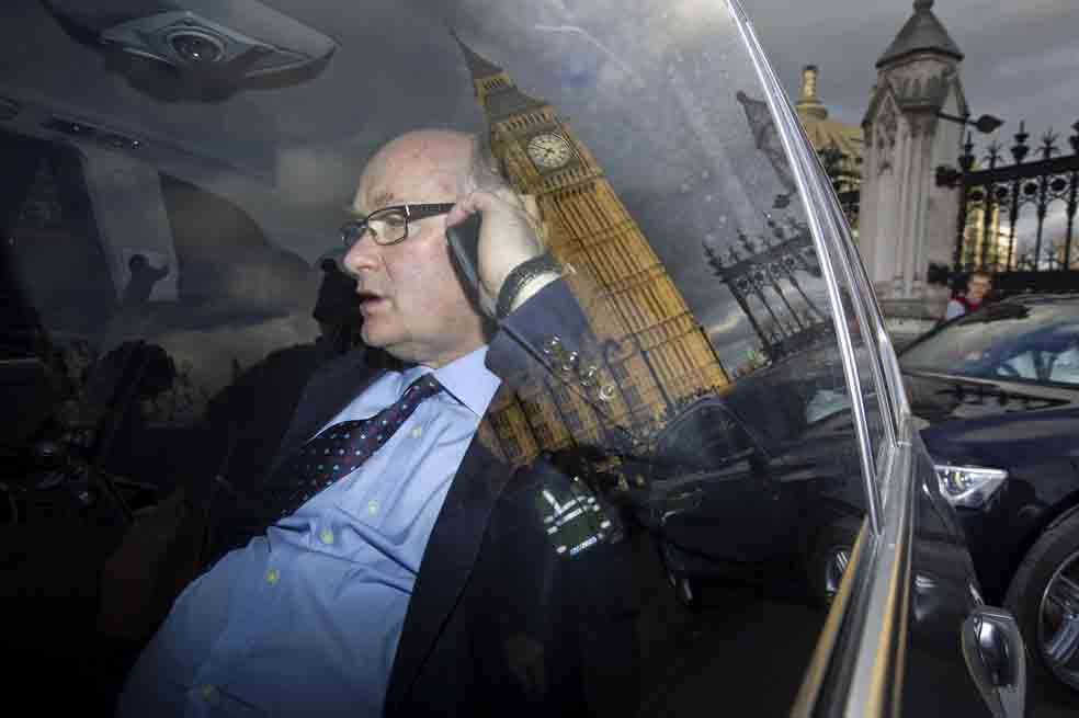El presidente del banco británico HSBC, Douglas Flint, tras comparecer ante la comisión del Tesoro de la Cámara de los Comunes británica en Londres. / AFP