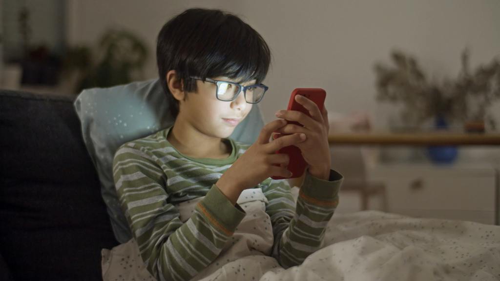 niño usando tecnología
