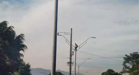 Video: Habitante de la calle se subió a un poste y paró el tráfico en Medellín