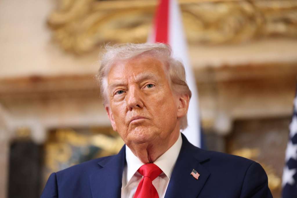 AYLESBURY (United Kingdom), 18/09/2025.- US President Donald J. Trump attends a press conference during their visit to Chequers, the country residence of the Prime Minister in Aylesbury, Britain, 18 September 2025. President Trump is on his second state visit to the UK where he met with the King and with the Prime Minister Starmer. (Reino Unido) EFE/EPA/NEIL HALL / POOL