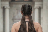 Trenzas con cabello suelto de moda en 2024: peinados fáciles para hacer en casa