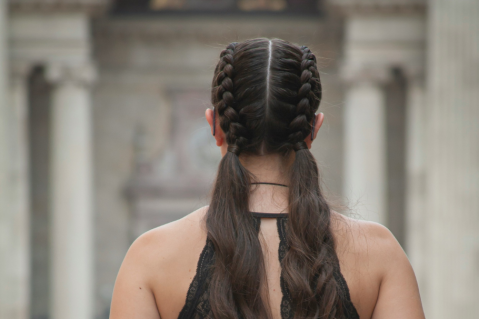 Trenzas con cabello suelto de moda en 2024: peinados fáciles para hacer en casa