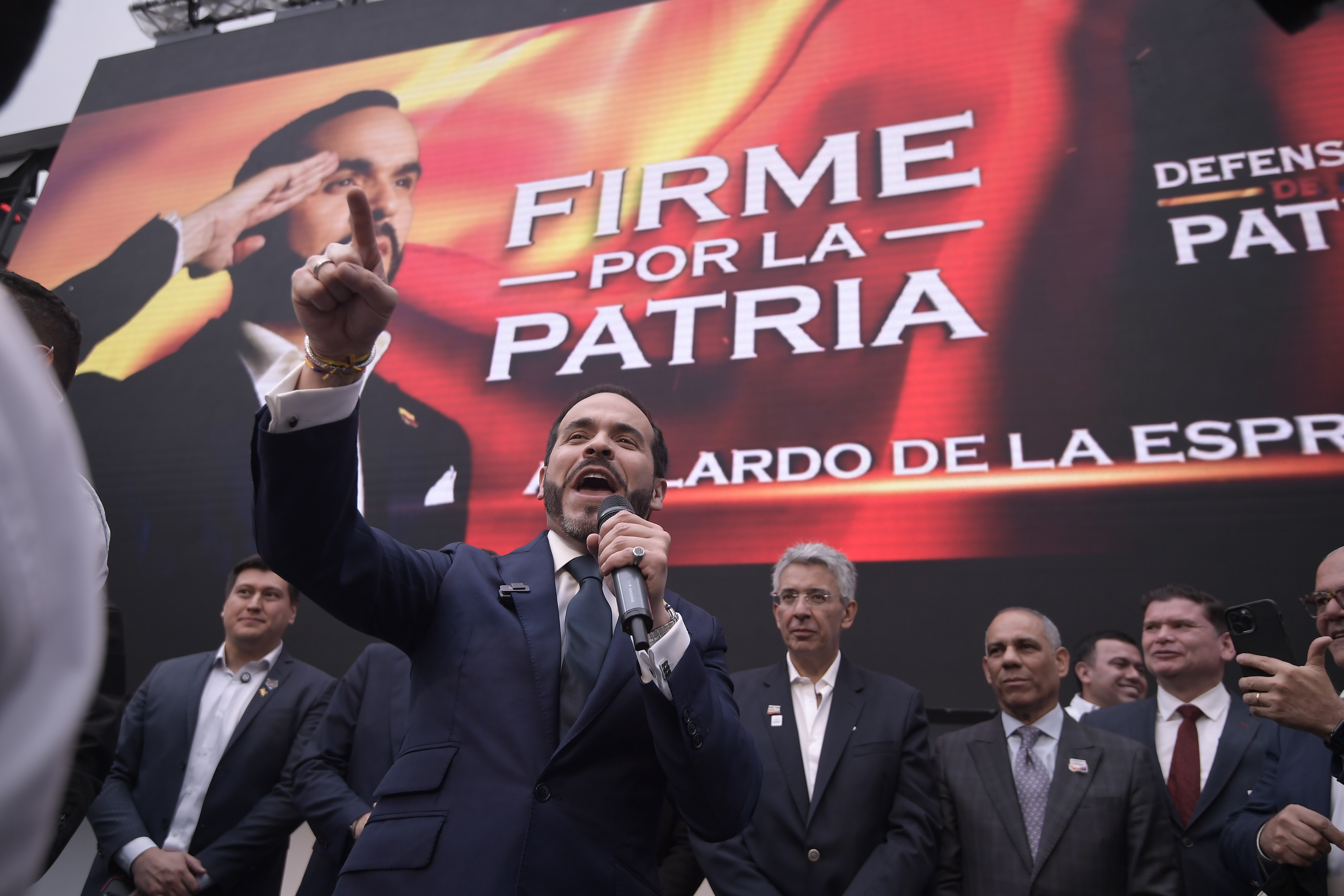 Abogado y precandidato presidencial por su movimiento "Defensores de la Patria", hace entrega de 4,8 millones de firmas en la Registraduría.