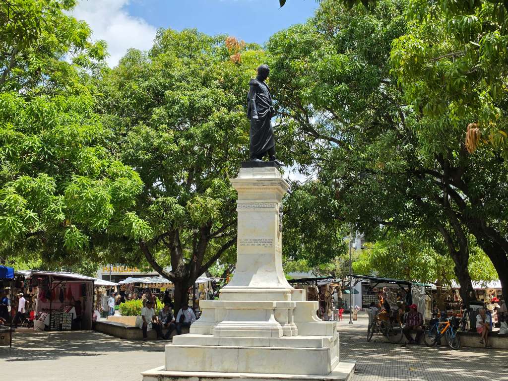 El primer destino es Montería, capital ganadera de Colombia y principal puerta de entrada a Córdoba gracias al Aeropuerto Internacional Los Garzones. Esta es una ciudad que combina desarrollo urbano, naturaleza y tradición a orillas del río Sinú. Uno de sus mayores atractivos es la Ronda del Sinú, un amplio parque lineal que recorre la ribera del río y reúne espacios ecológicos, culturales y recreativos, además del Museo Zenú de Arte Contemporáneo y diversos escenarios para eventos y exposiciones.