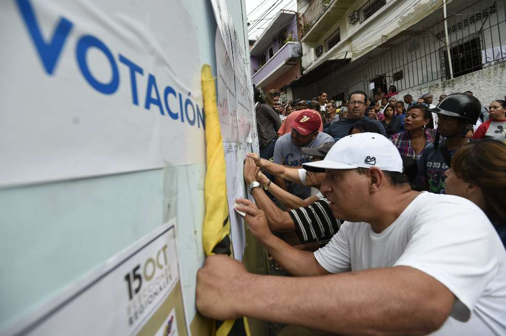 El oficialismo venezolano ganó 17 de las 23 gobernaciones en disputa. / AFP