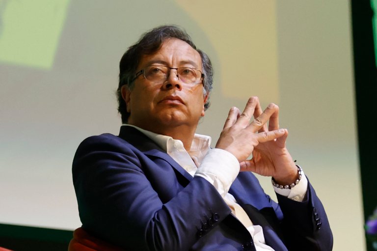 Petro, a la defensiva