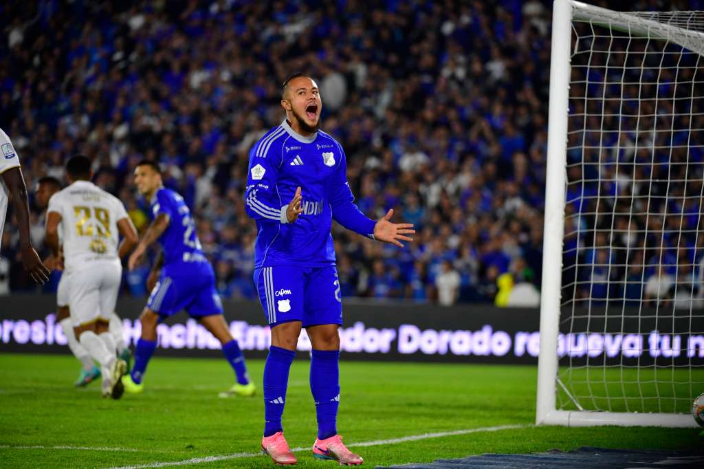 Jugador de Millonarios durante el compromiso ante Águilas Doradas en el Estadio El Campin de Bogotá