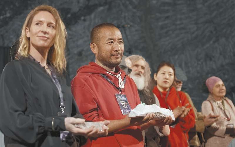 Los artistas Anna Korver, de Nueva Zelanda, y Liu Yang, de China, en la ceremonia de inauguración. / Iván Muñoz