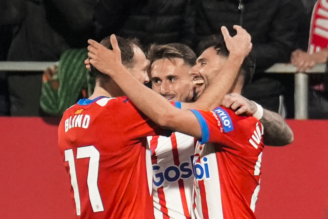 GIRONA, 03/01/2024.- Los jugadores del Girona (i-d) celebran su cuarto gol durante el encuentro correspondiente a la jornada 19 de LaLiga EA Sports que Girona y Atlético de Madrid han disputado hoy miércoles en el estadio Montilivi, en Girona. EFE / David Borrat.
