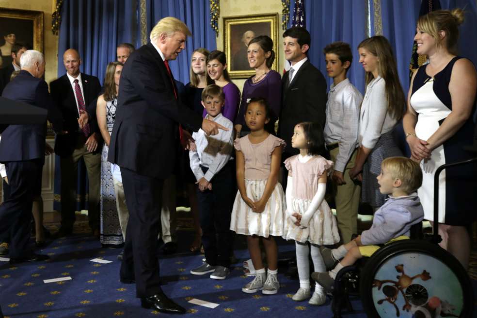 Donald Trump recibió en la Casa Blanca a familias que han denunciado ser "víctimas” del Obamacare. / AFP.