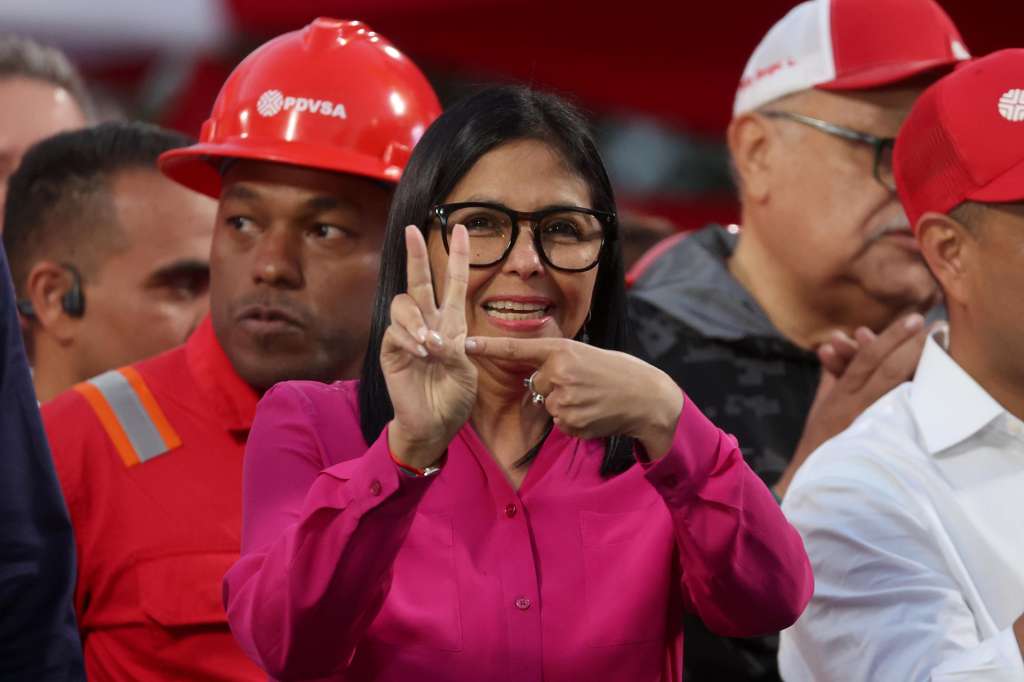 FOTODELDÍA AME9603. CARACAS (VENEZUELA), 29/01/2026.- La presidenta encargada de Venezuela, Delcy Rodríguez (c), reacciona al ser recibida por simpatizantes durante una manifestación este jueves, en Caracas (Venezuela). Rodríguez firmó la reforma de la Ley Orgánica de Hidrocarburos, luego de que el texto aprobado durante la jornada le fuera entregado por su hermano y presidente del Parlamento, Jorge Rodríguez, en medio de una marcha de los trabajadores del sector petrolero del país. EFE/ Miguel Gutiérrez