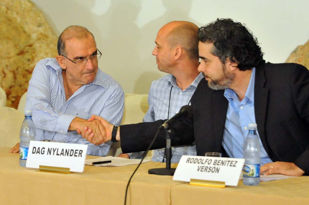 Representantes de los países acompañantes (Cuba y Noruega) junto a Humberto de la Calle , jefe negociador del Gobierno. / EFE
