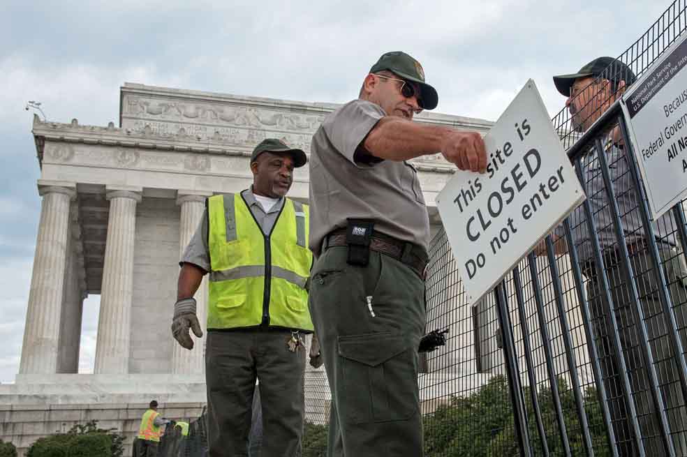 Sitios turísticos, como el Monumento a Lincoln, fueron cerrados al público a partir de ayer. / AFP