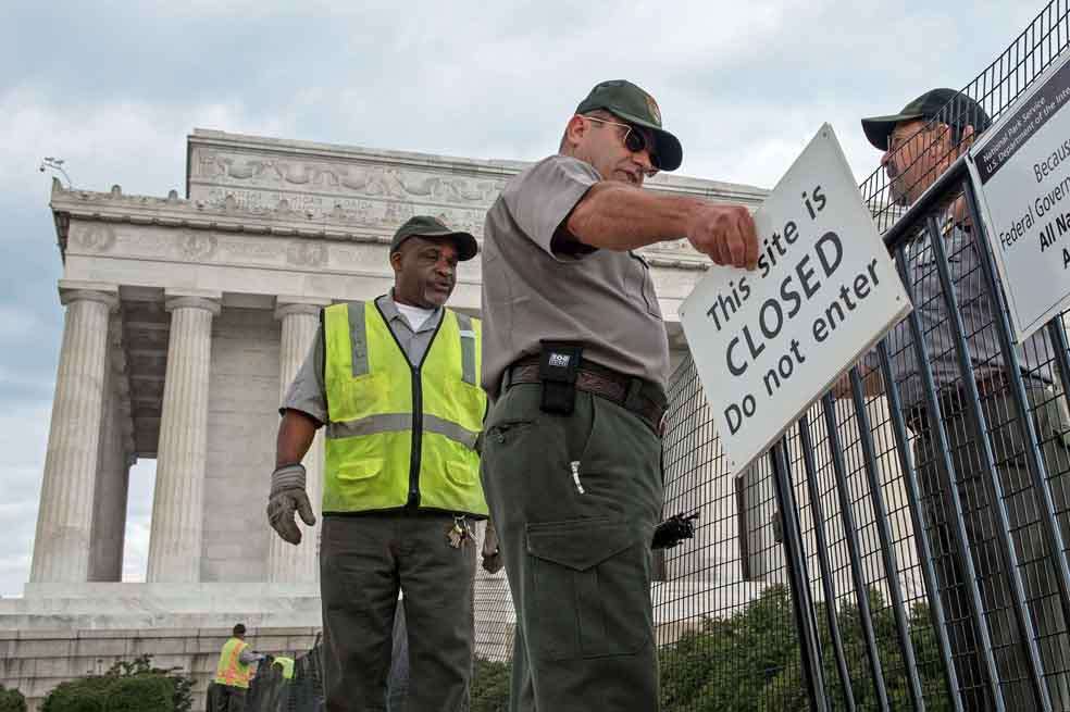 Sitios turísticos, como el Monumento a Lincoln, fueron cerrados al público a partir de ayer. / AFP